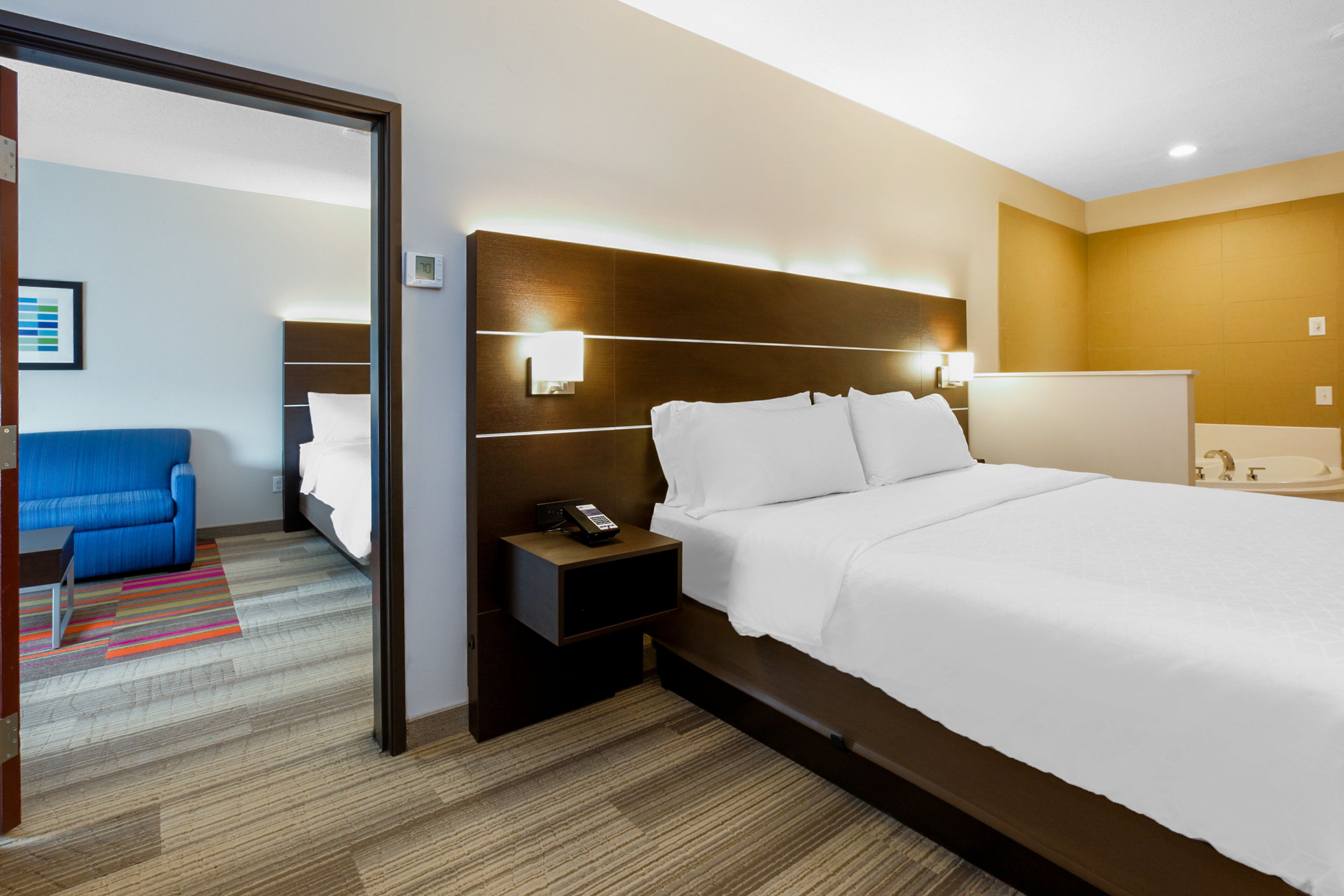 Holiday Inn Express & Suites Woodhaven