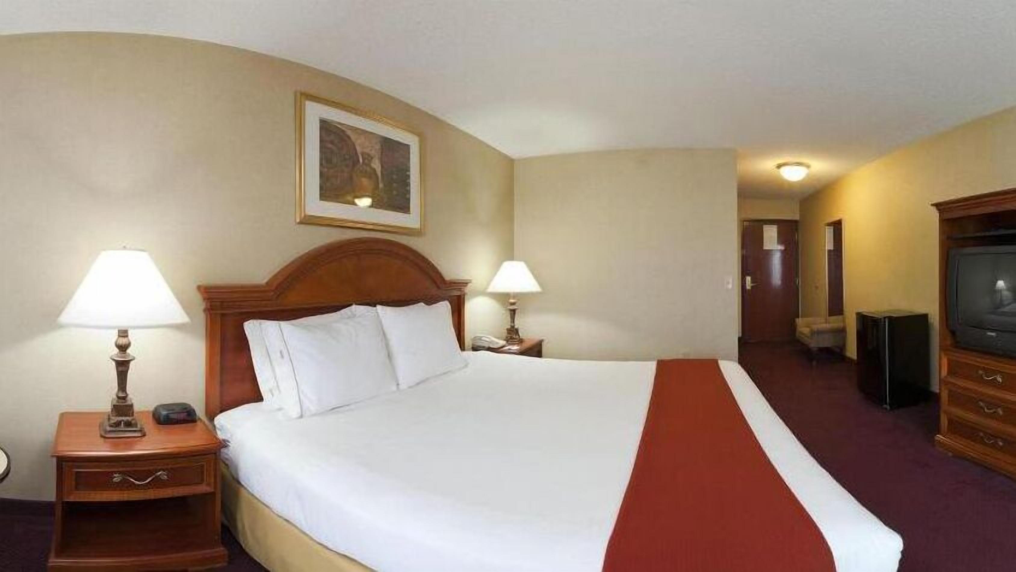 Holiday Inn Express & Suites Woodhaven