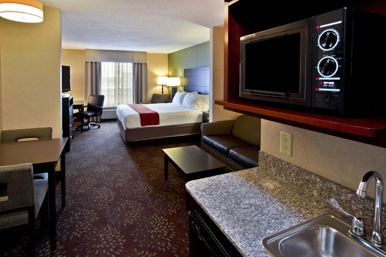 Holiday Inn Express & Suites Woodhaven