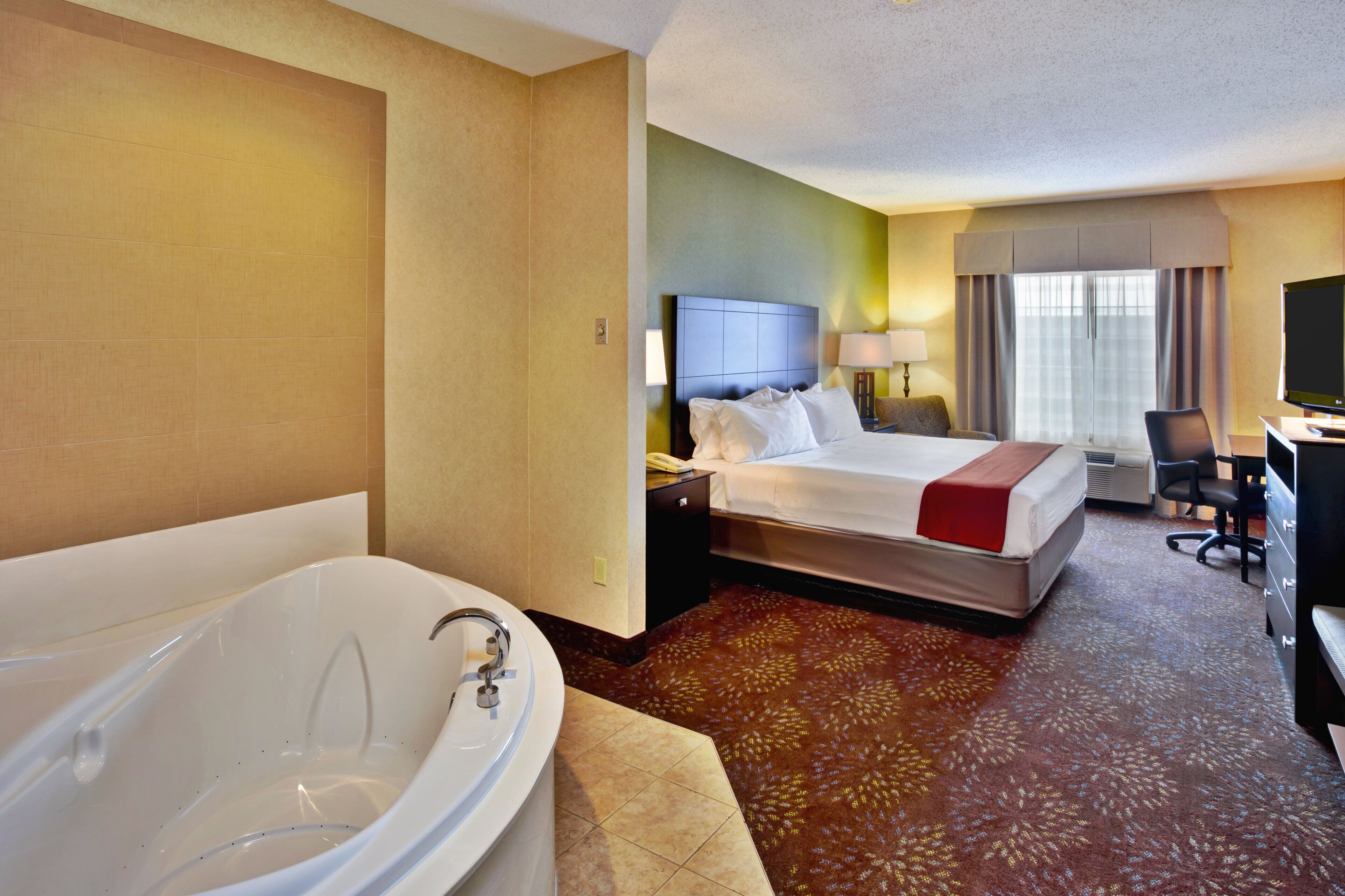 Holiday Inn Express & Suites Woodhaven