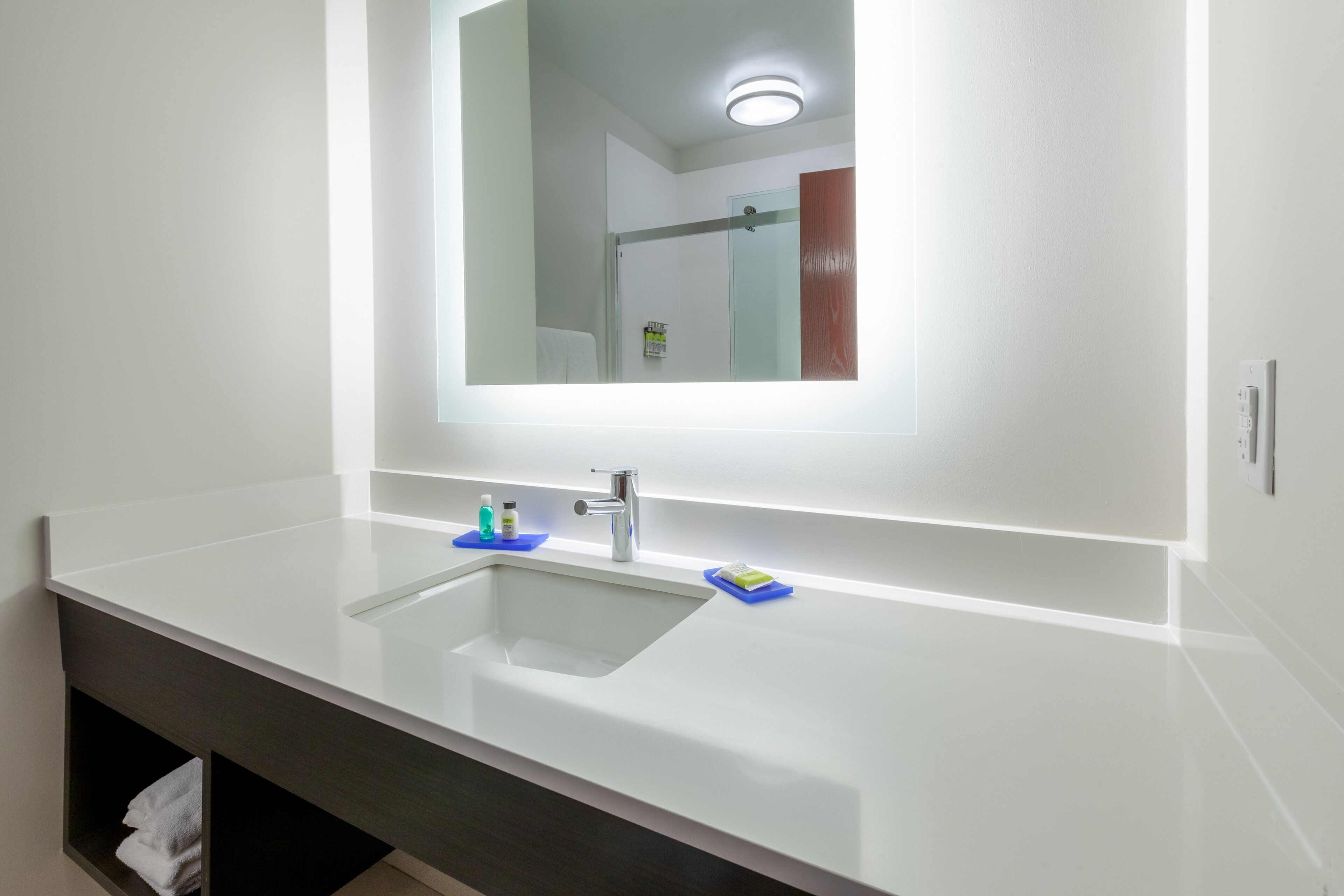 Holiday Inn Express & Suites Woodhaven