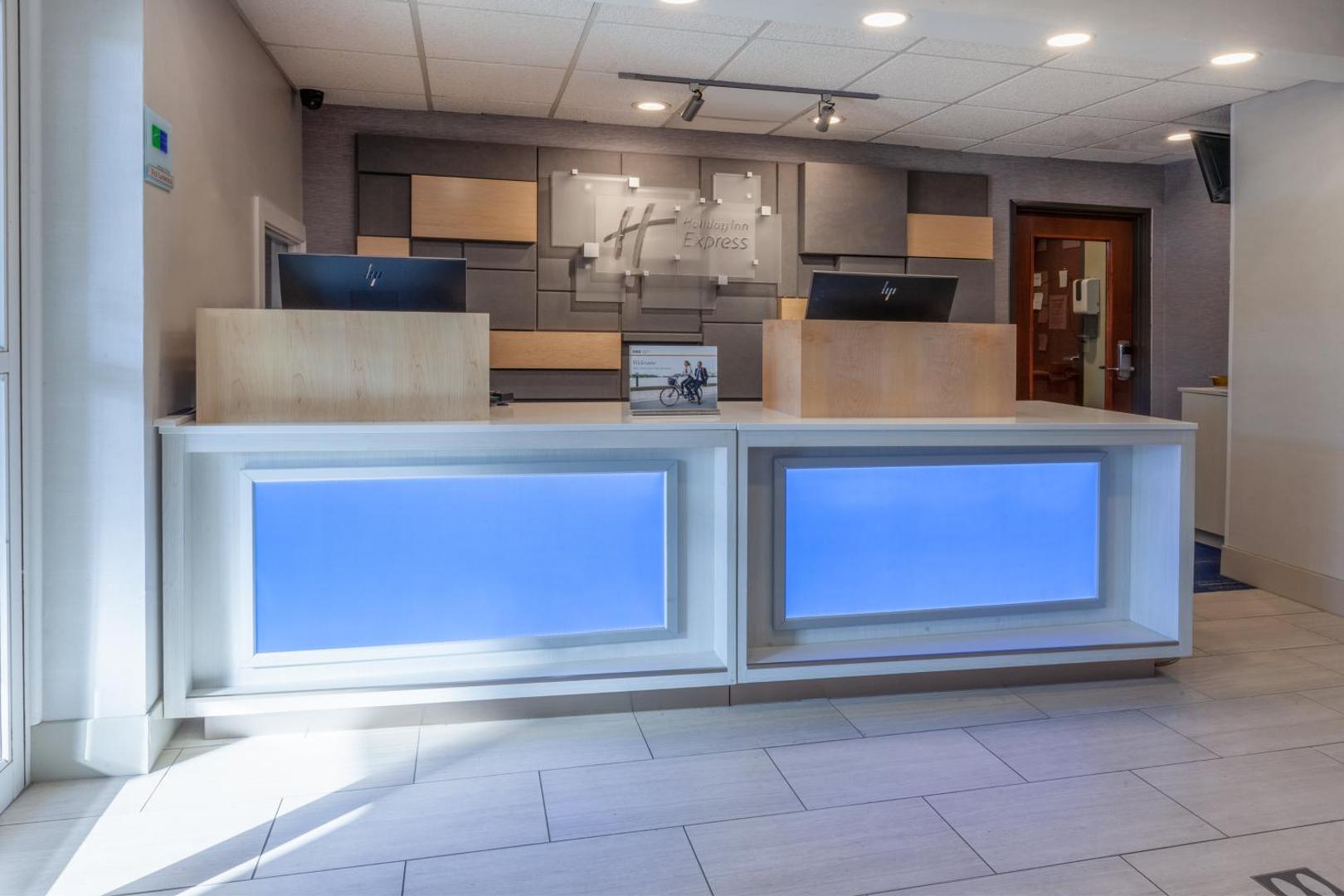 Holiday Inn Express & Suites Woodhaven