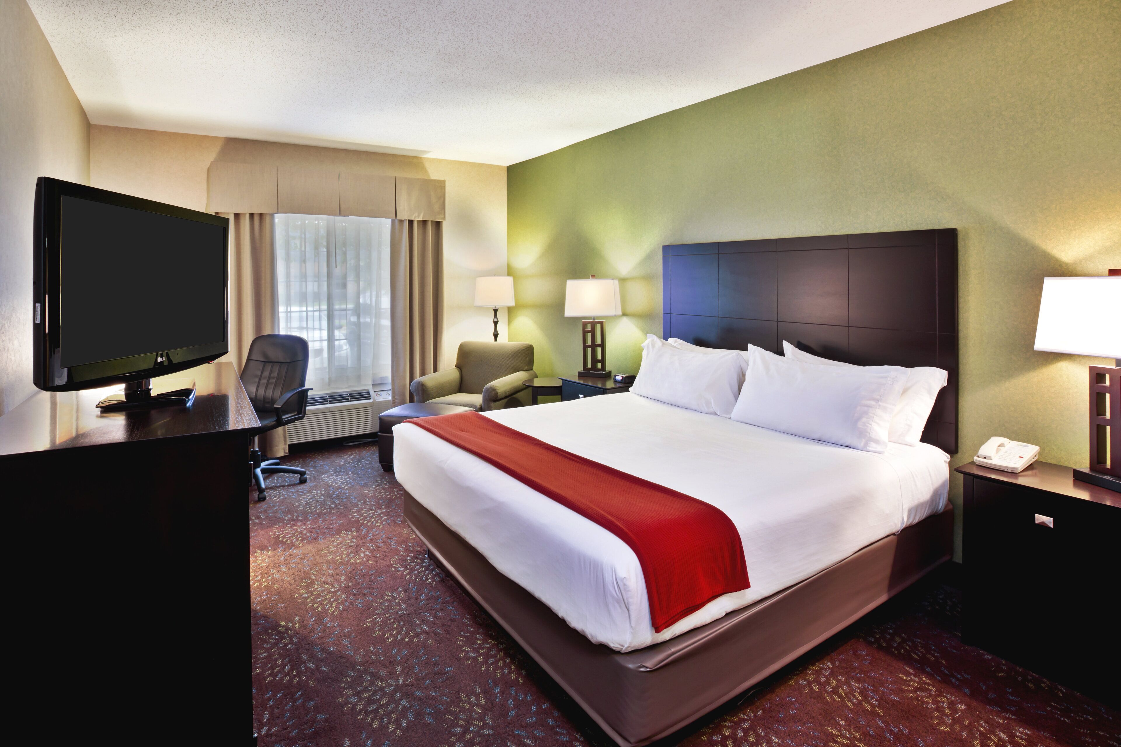 Holiday Inn Express & Suites Woodhaven