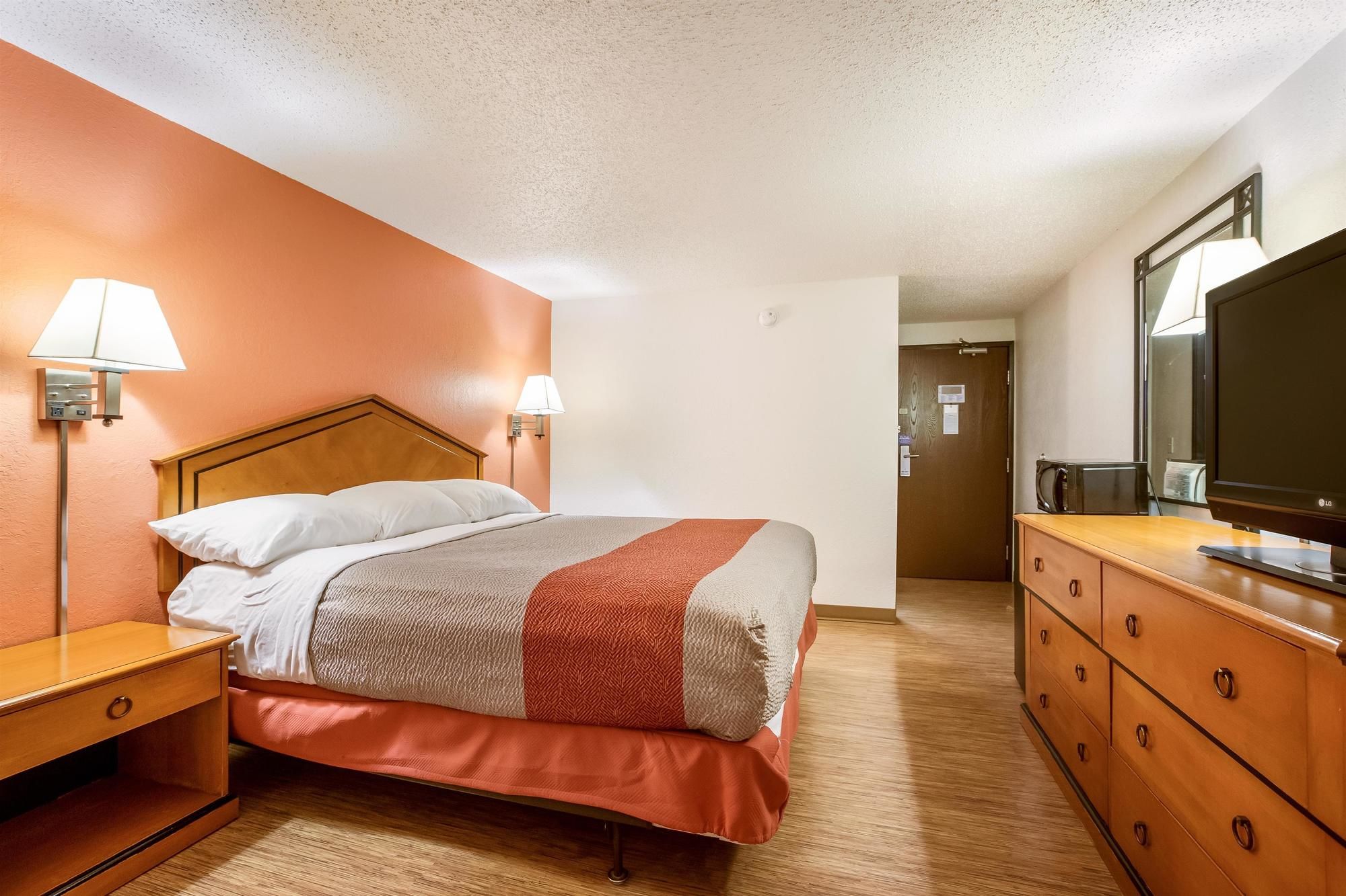 Motel 6 Albert Lea, MN