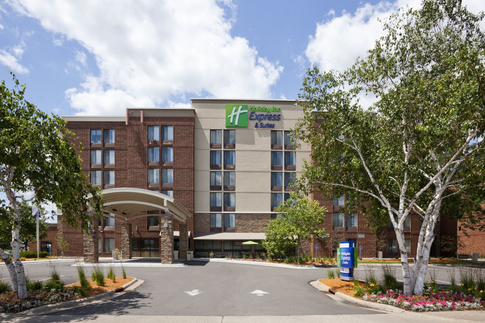 Holiday Inn Express & Suites Bloomington - Minneapolis Airport Area West
