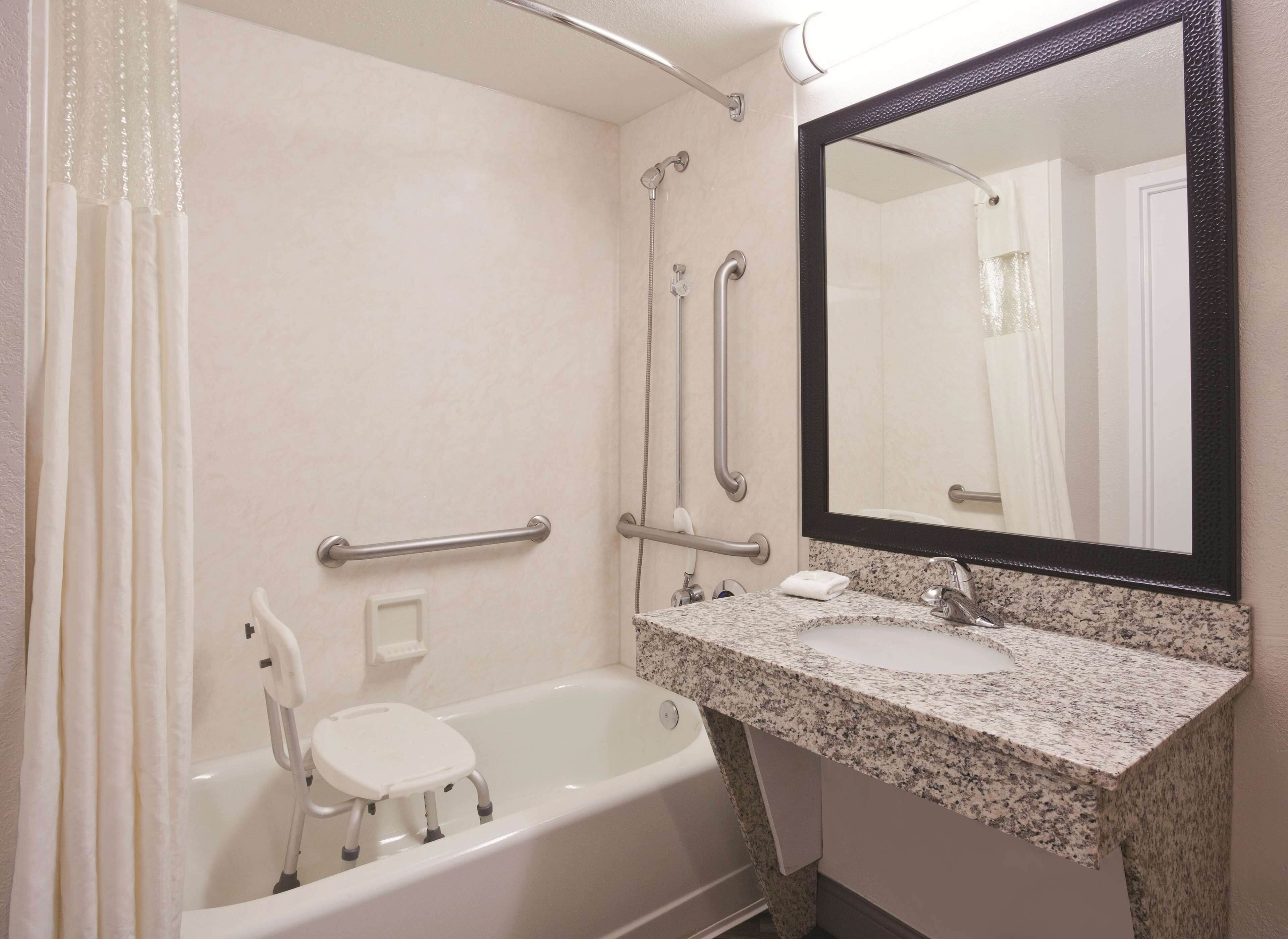 La Quinta Inn & Suites by Wyndham Minneapolis Bloomington W