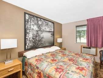 Super 8 by Wyndham Blue Earth