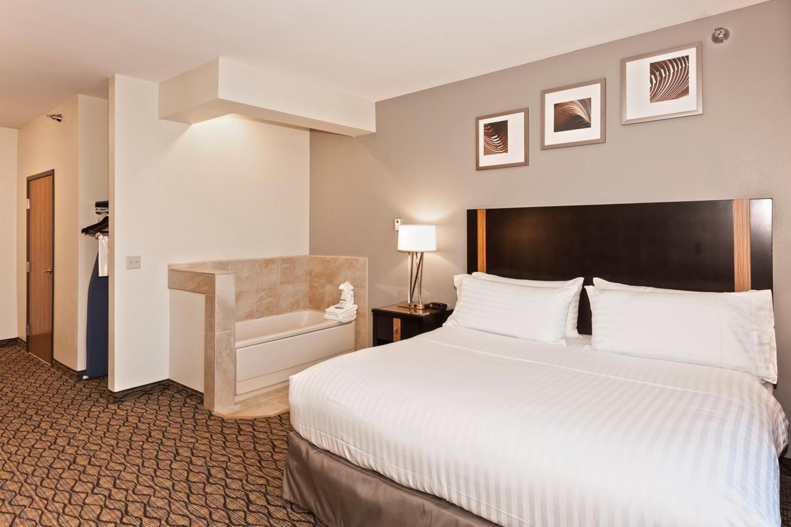 Holiday Inn Express & Suites Chanhassen