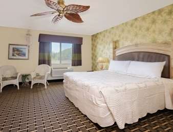 Super 8 by Wyndham Cloquet