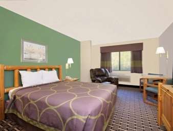 Super 8 by Wyndham Cloquet
