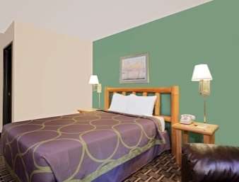 Super 8 by Wyndham Cloquet
