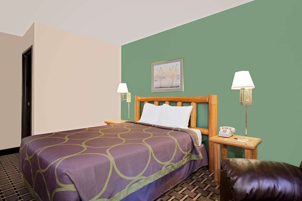Super 8 by Wyndham Cloquet