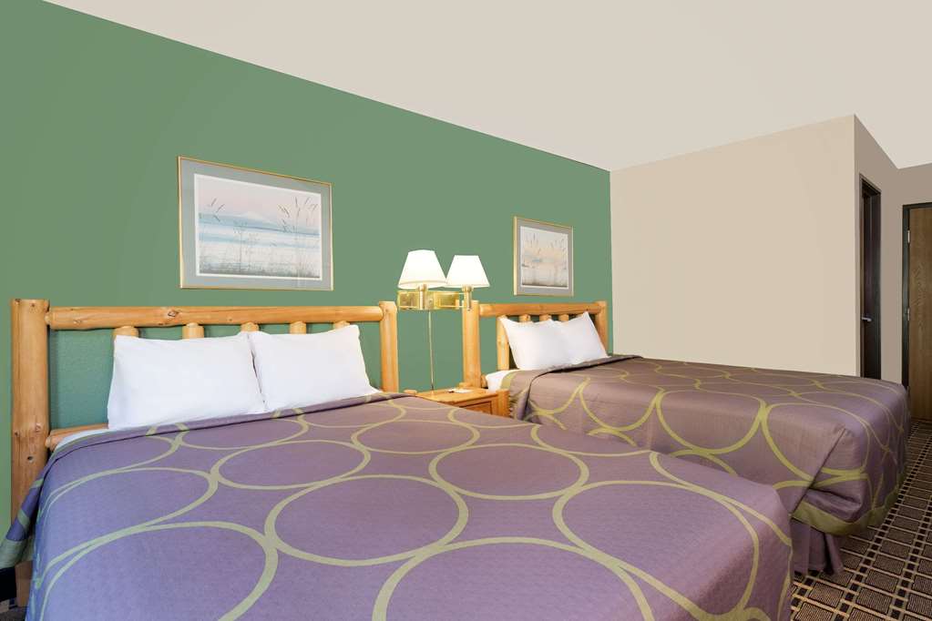 Super 8 by Wyndham Cloquet