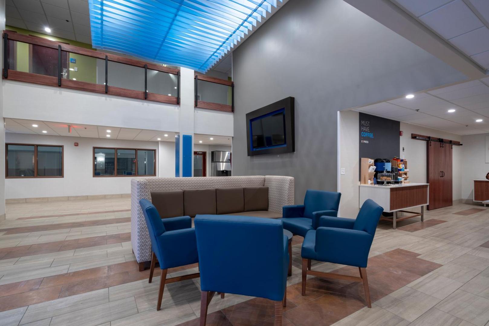 Holiday Inn Express & Suites Coon Rapids - Blaine Area