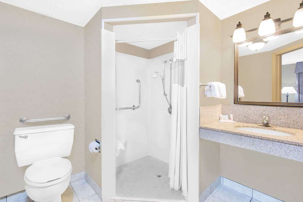 Days Inn & Suites by Wyndham Duluth by the Mall