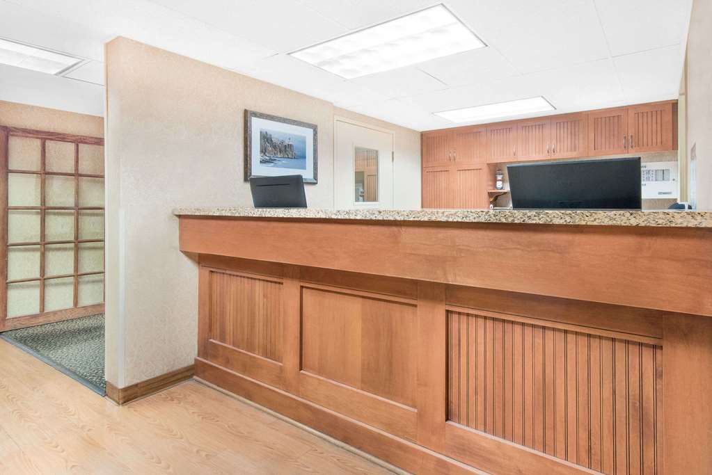 Days Inn & Suites by Wyndham Duluth by the Mall