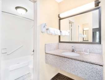Days Inn & Suites by Wyndham Duluth by the Mall