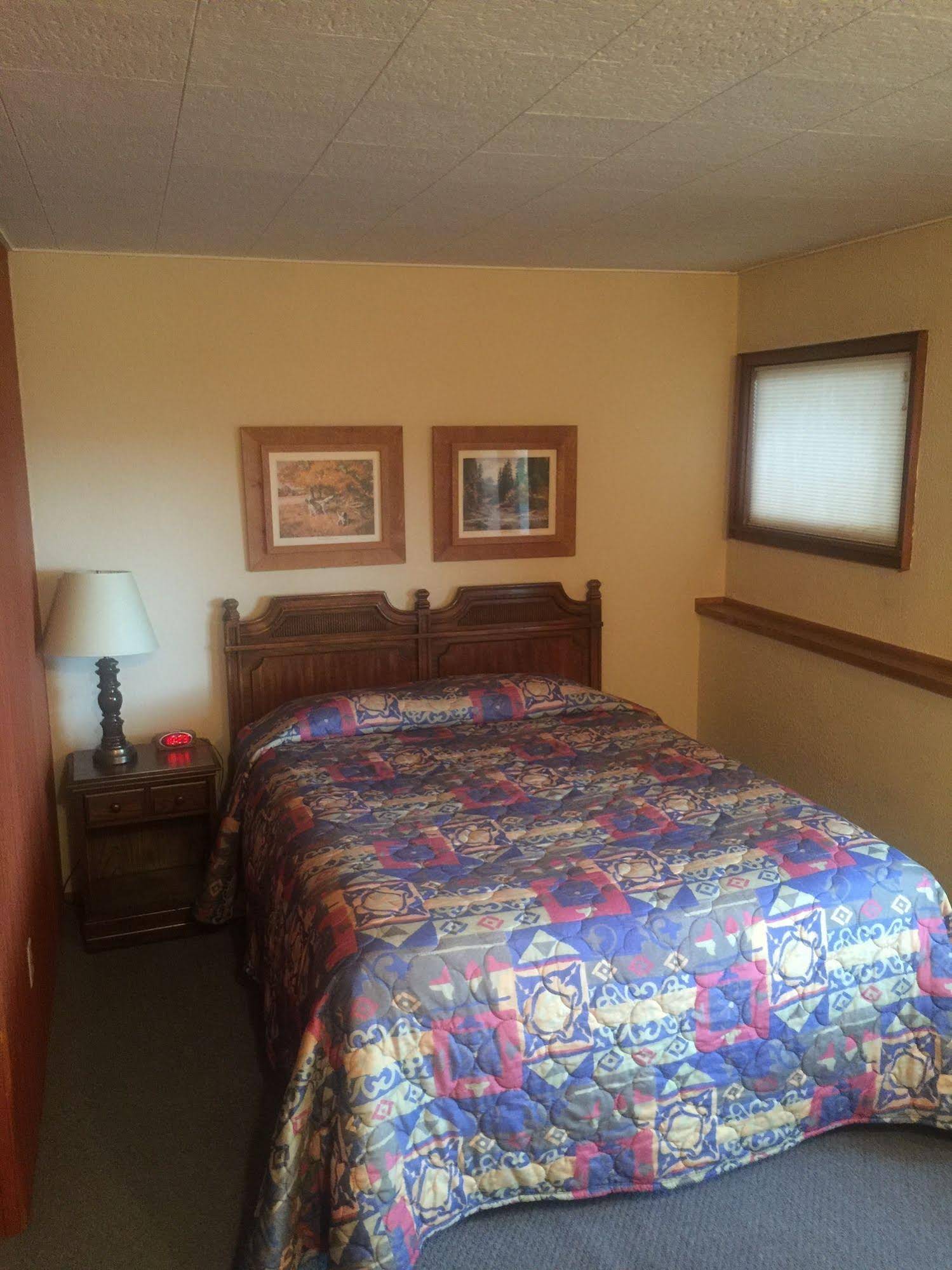 Thomsonite Beach Inn & Suites
