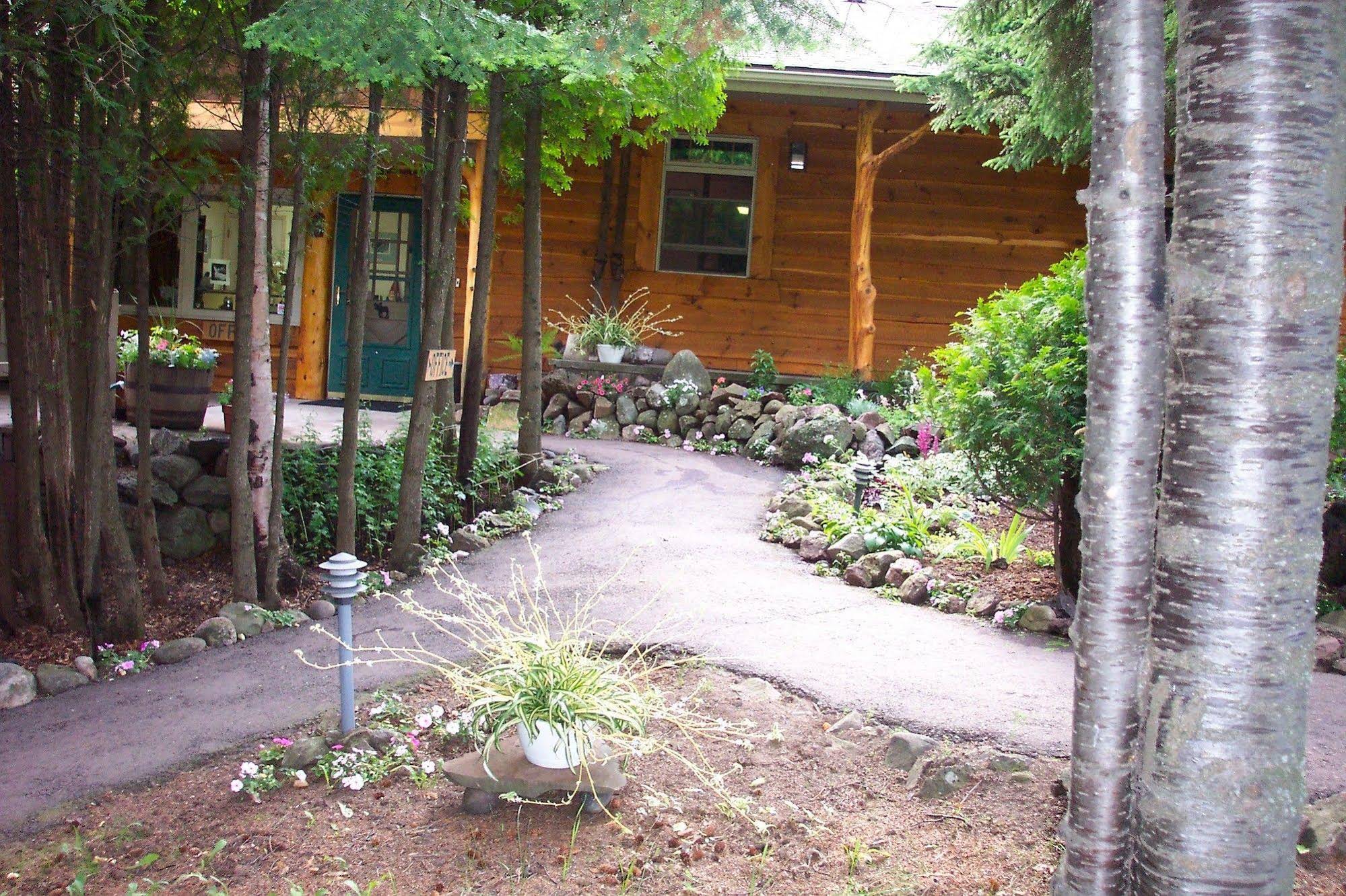 Thomsonite Beach Inn & Suites