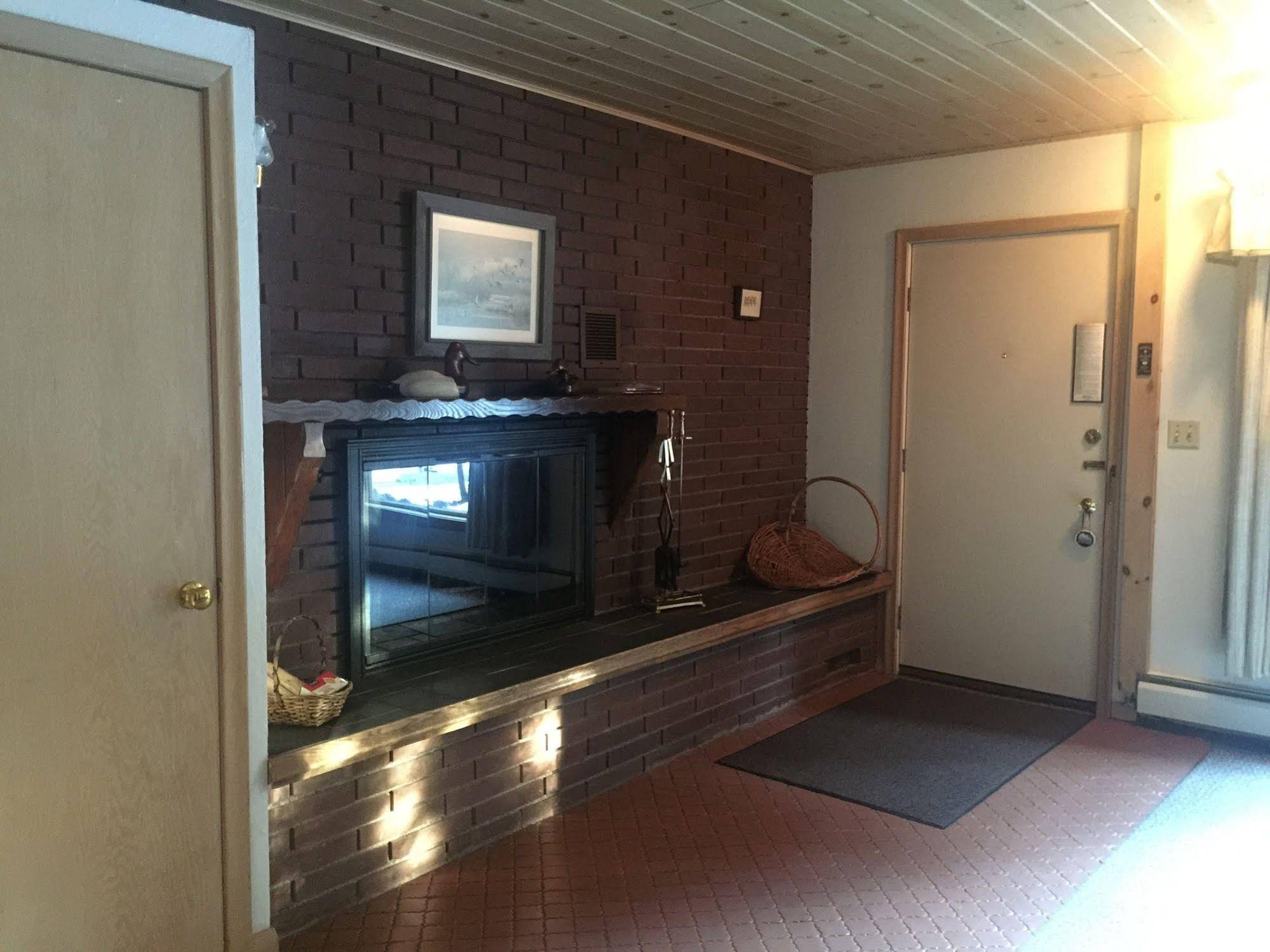 Thomsonite Beach Inn & Suites