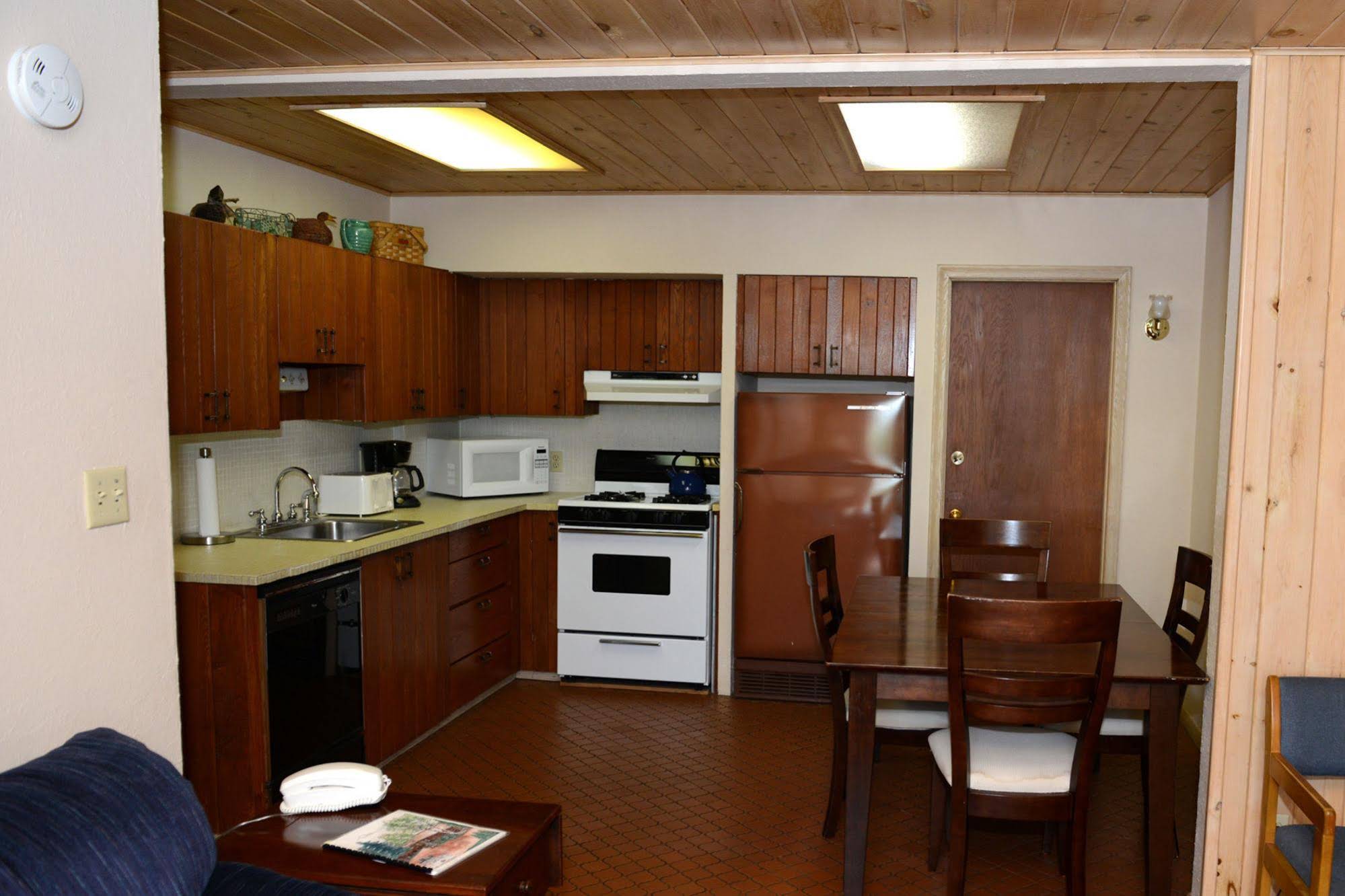Thomsonite Beach Inn & Suites