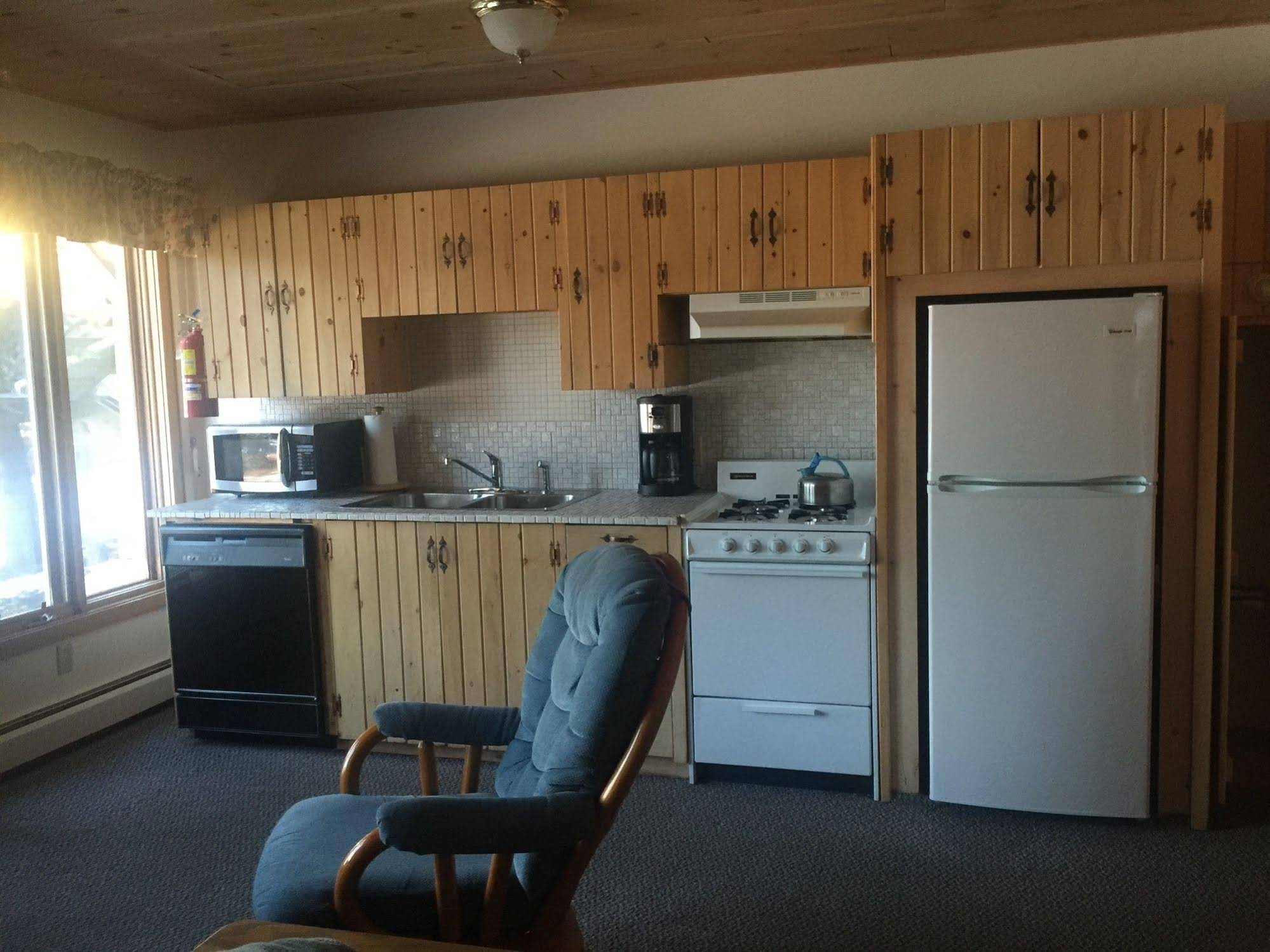 Thomsonite Beach Inn & Suites