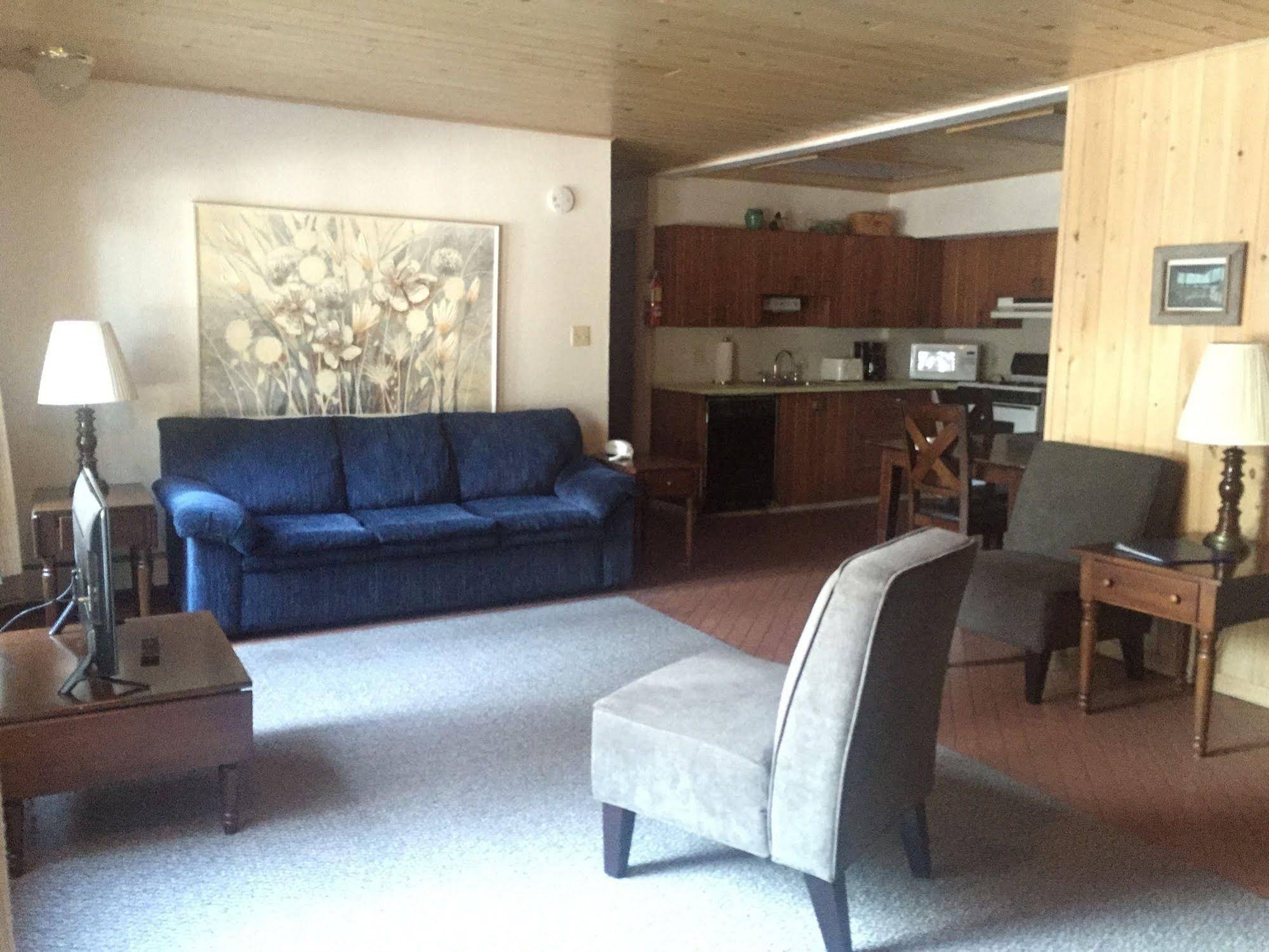 Thomsonite Beach Inn & Suites