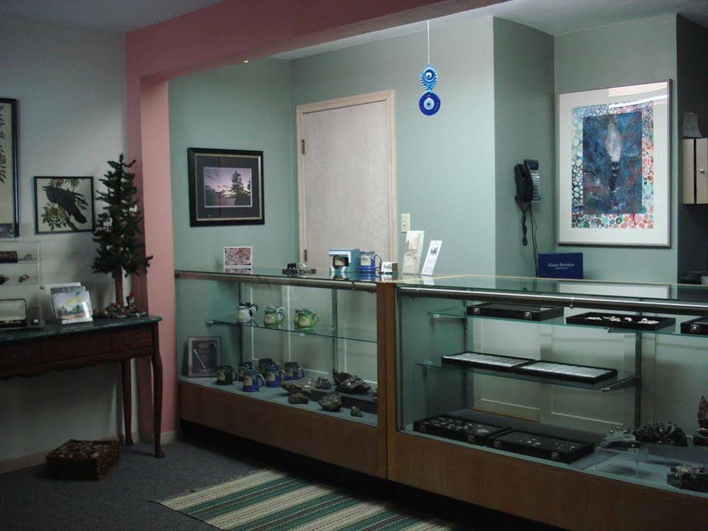Thomsonite Beach Inn & Suites