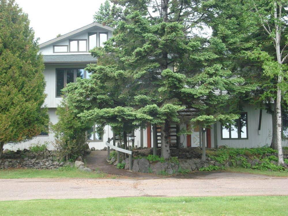 Thomsonite Beach Inn & Suites