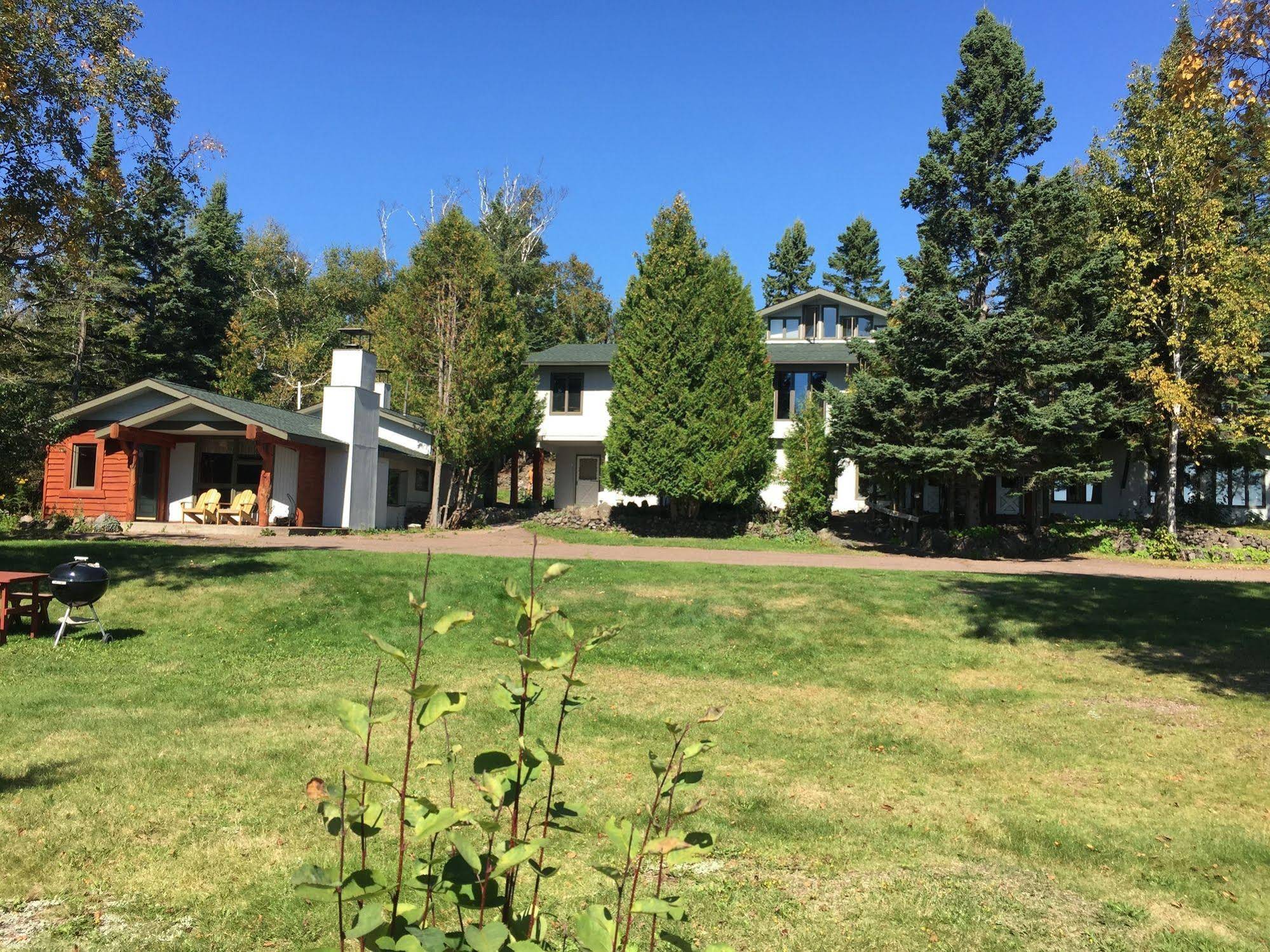 Thomsonite Beach Inn & Suites