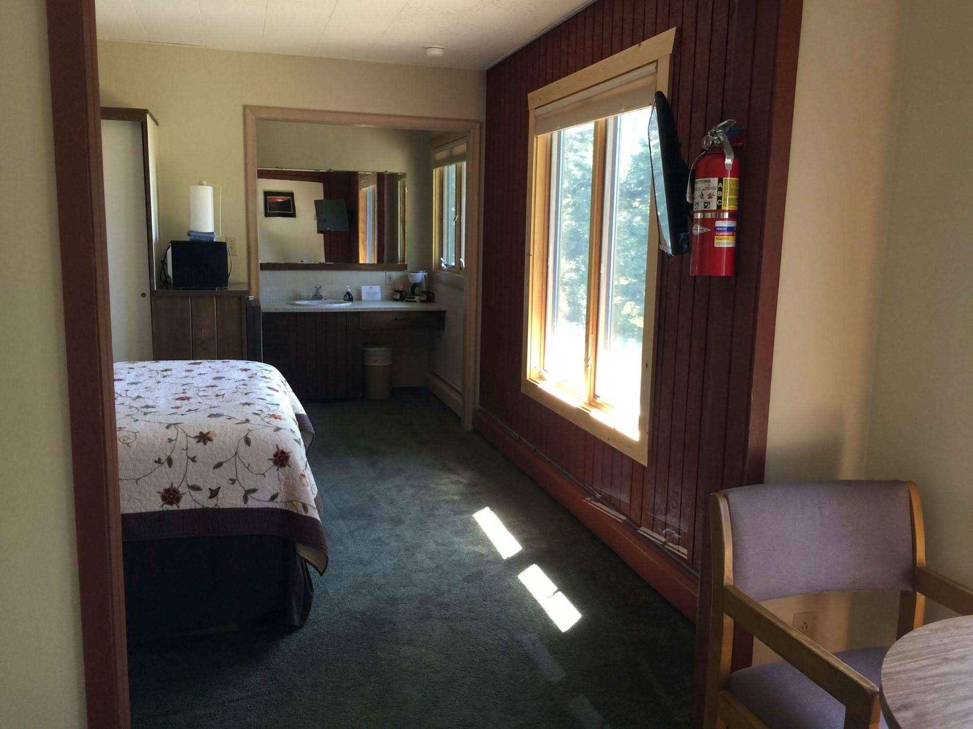 Thomsonite Beach Inn & Suites
