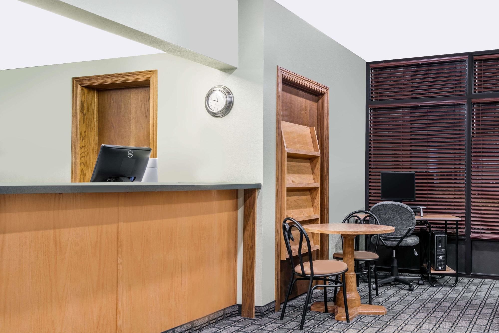 Super 8 by Wyndham Mankato