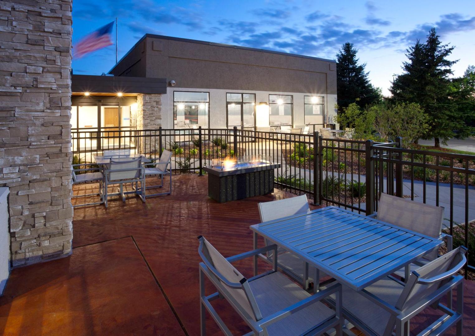 Holiday Inn Express & Suites (Golden Valley)