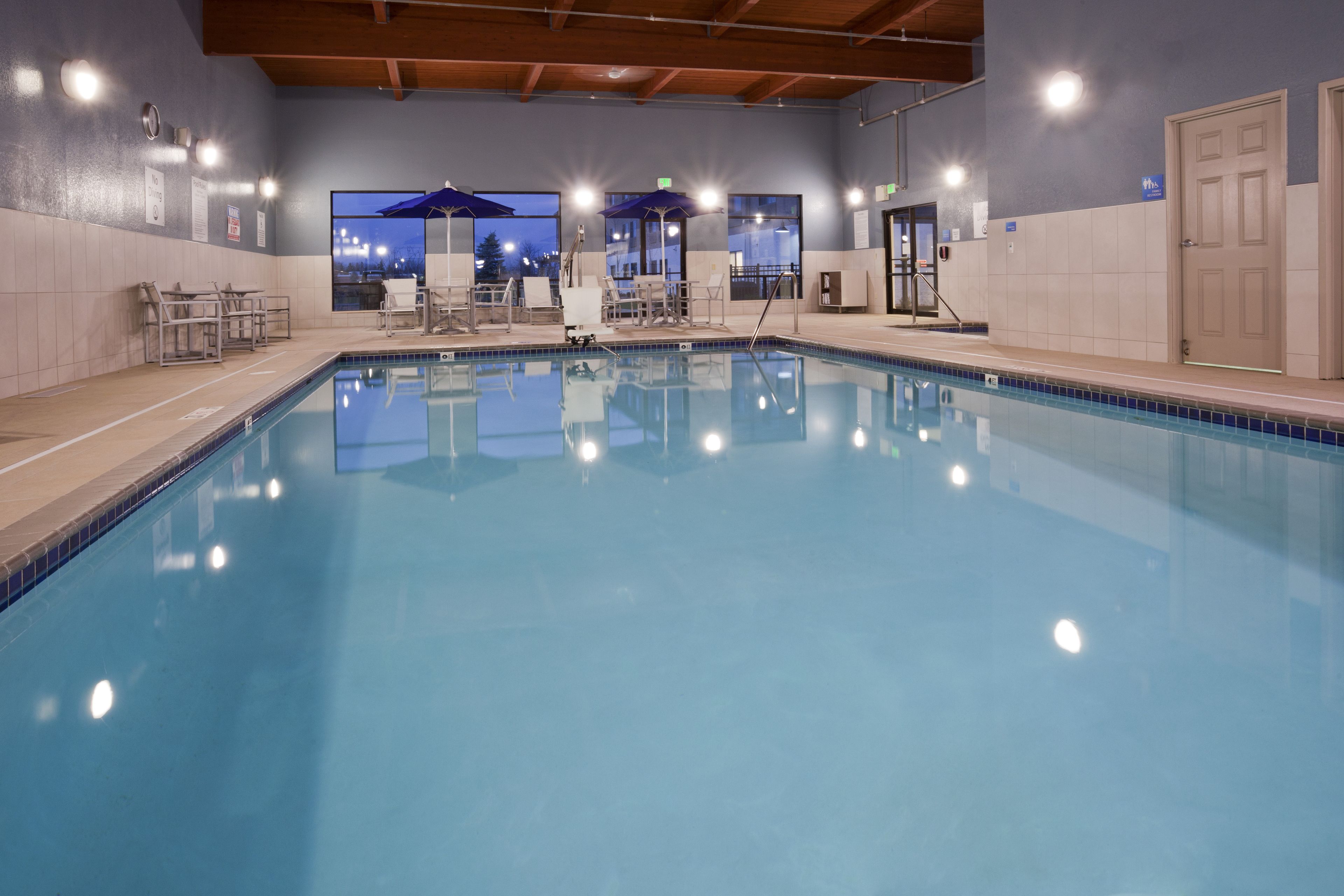 Holiday Inn Express & Suites (Golden Valley)