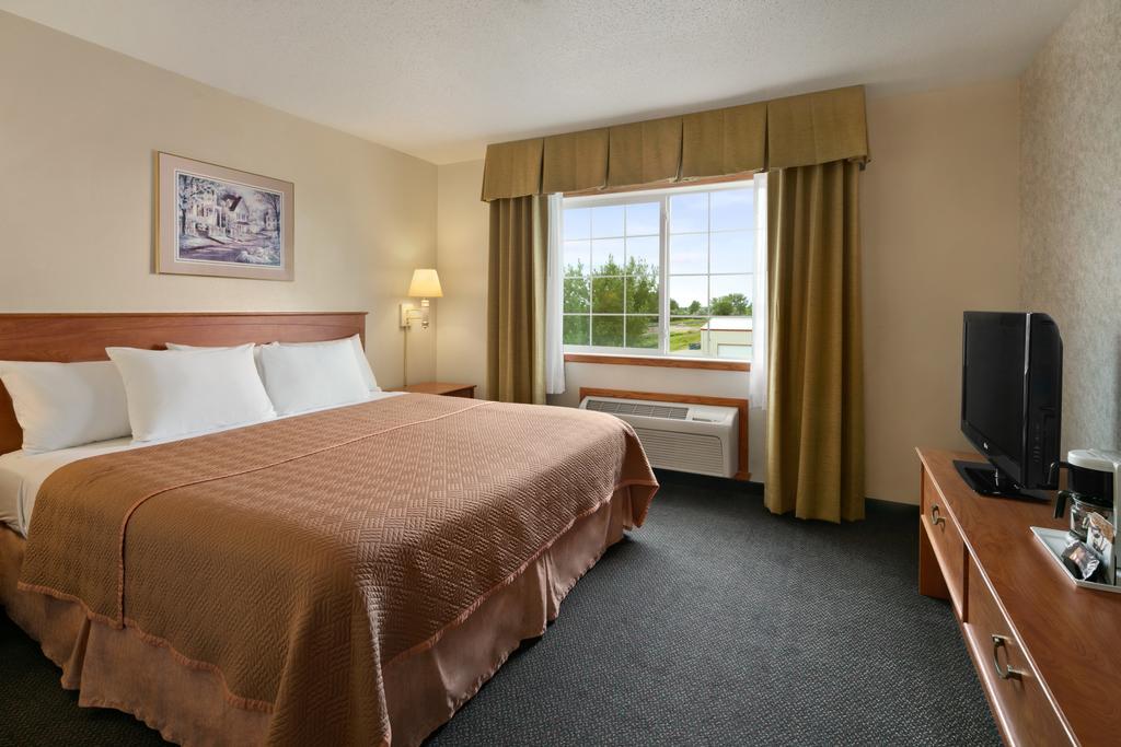 Travelodge & Suites by Wyndham Fargo/Moorhead