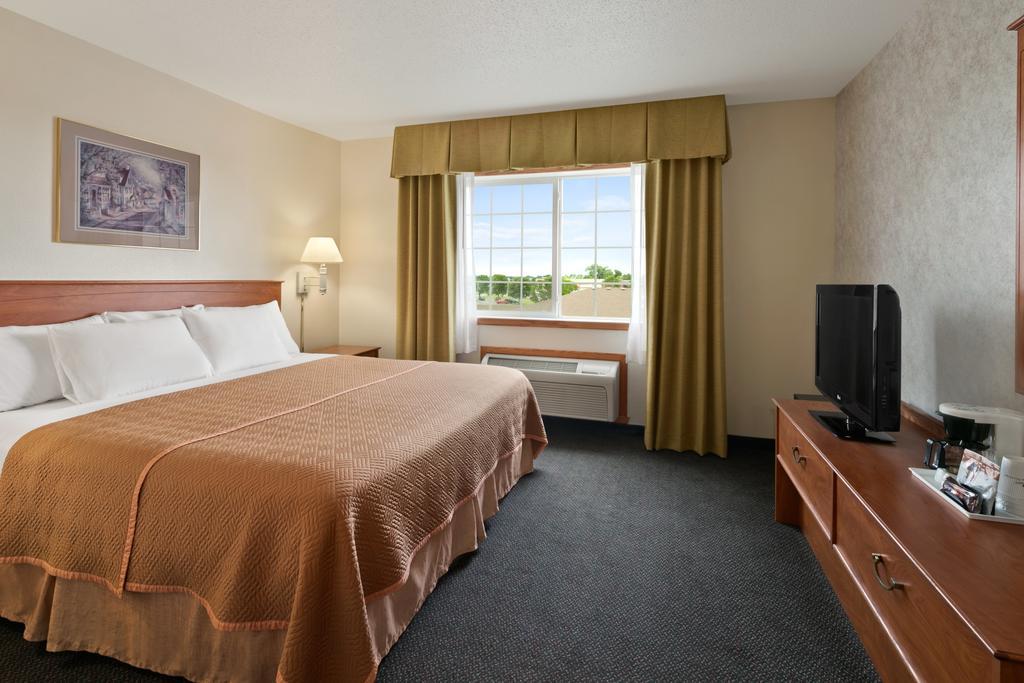 Travelodge & Suites by Wyndham Fargo/Moorhead