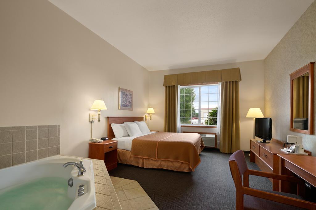 Travelodge & Suites by Wyndham Fargo/Moorhead