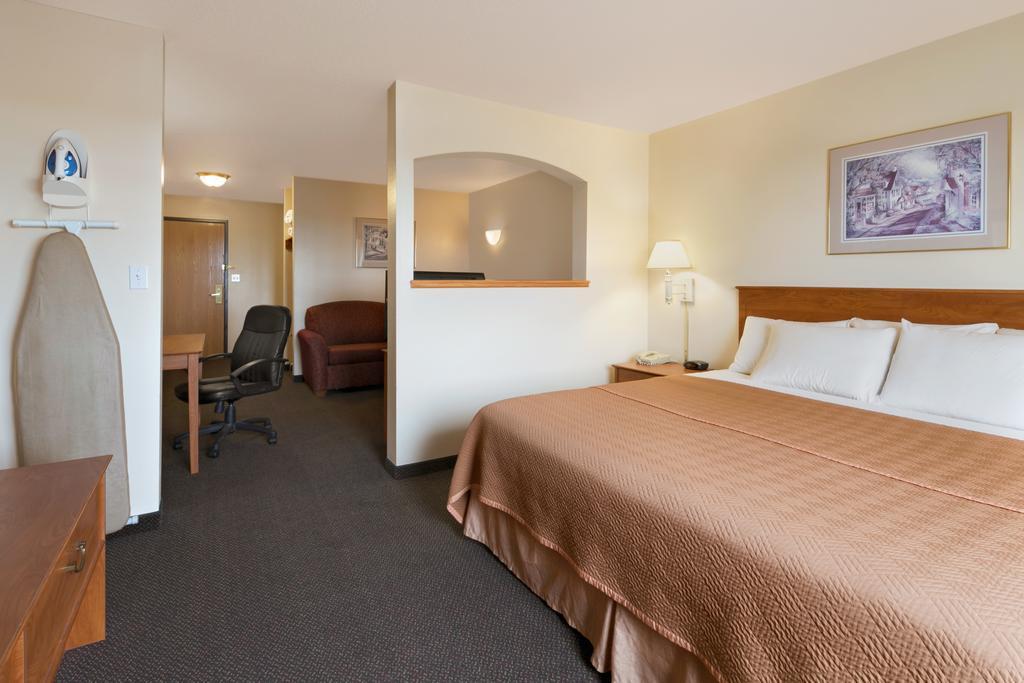 Travelodge & Suites by Wyndham Fargo/Moorhead