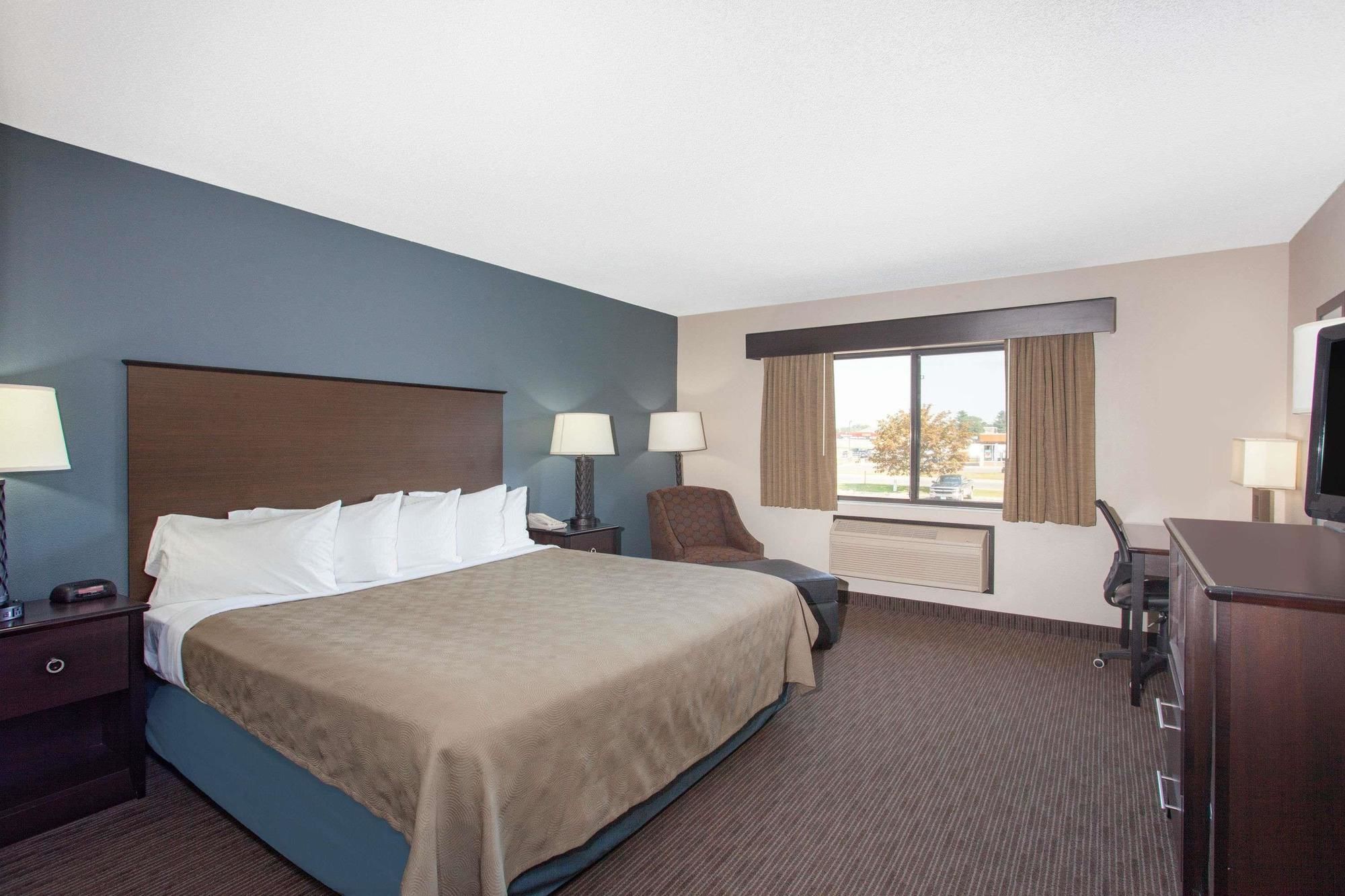 AmericInn by Wyndham North Branch
