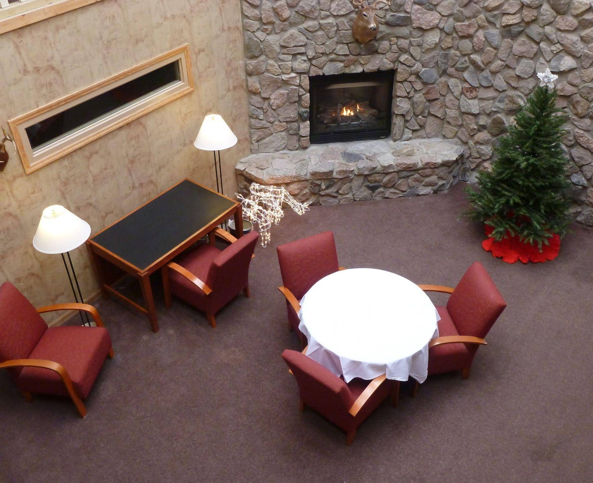 The Otter Supper Club and Lodge