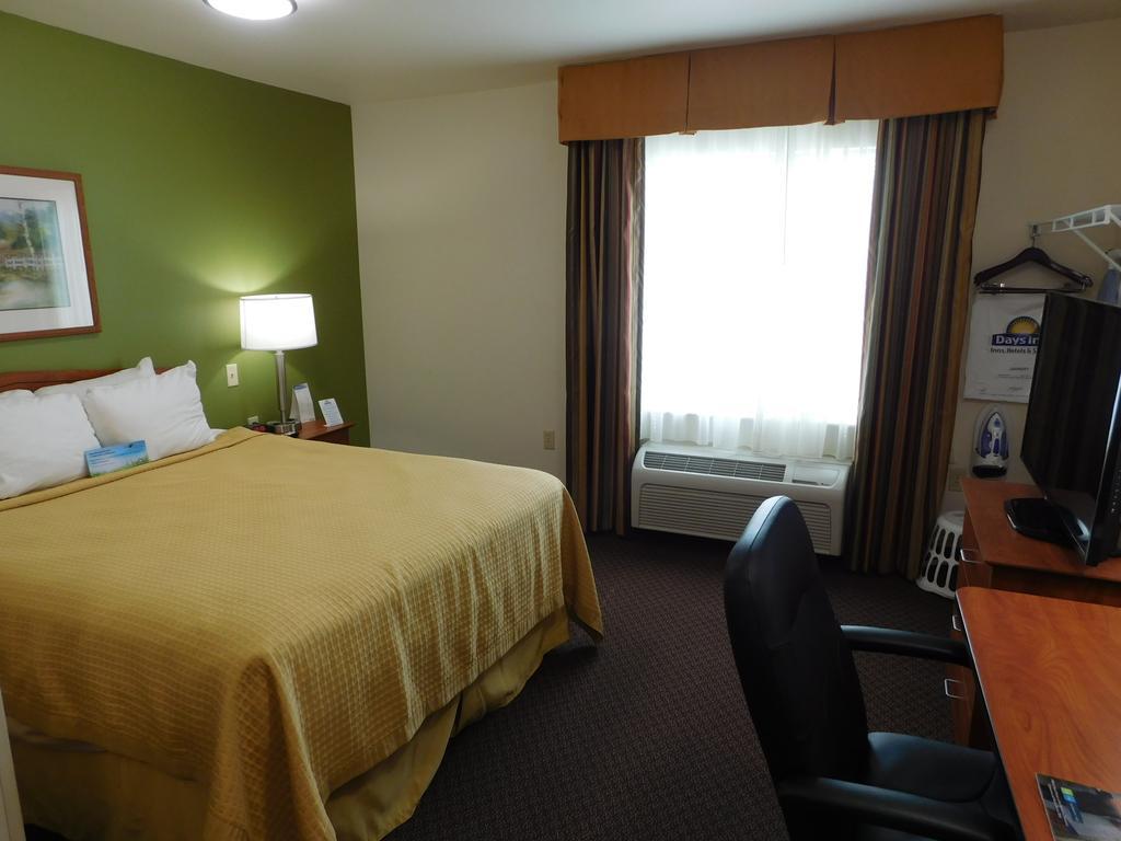 Days Inn & Suites by Wyndham Rochester Mayo Clinic South