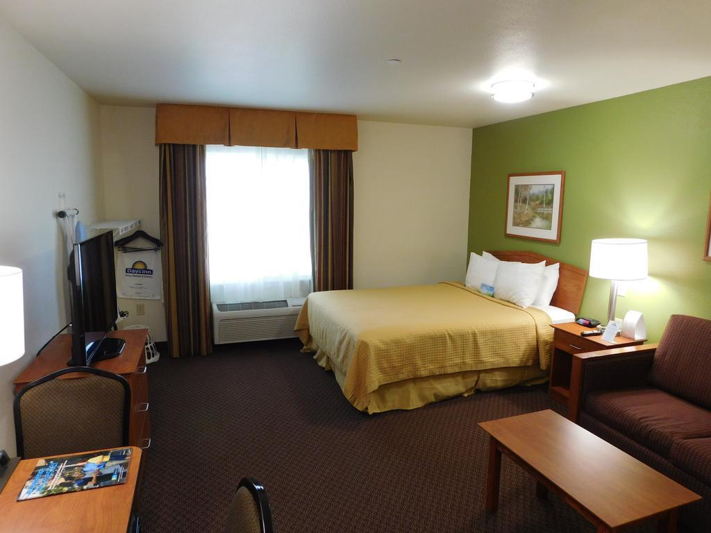 Days Inn & Suites by Wyndham Rochester Mayo Clinic South