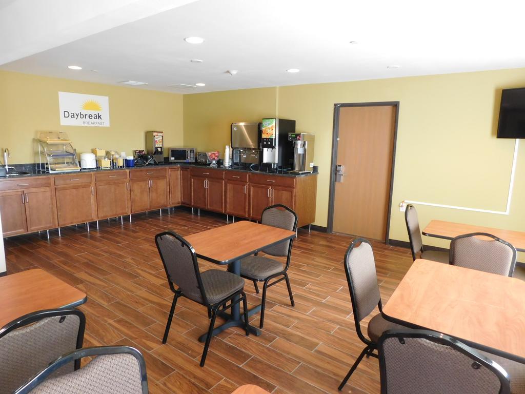 Days Inn & Suites by Wyndham Rochester Mayo Clinic South