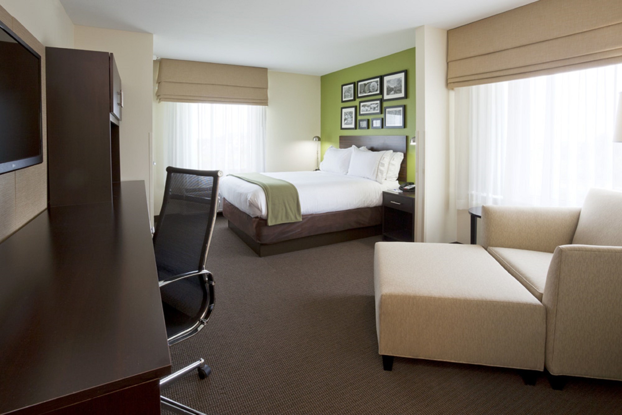 Holiday Inn Express Hotel & Suites Roger