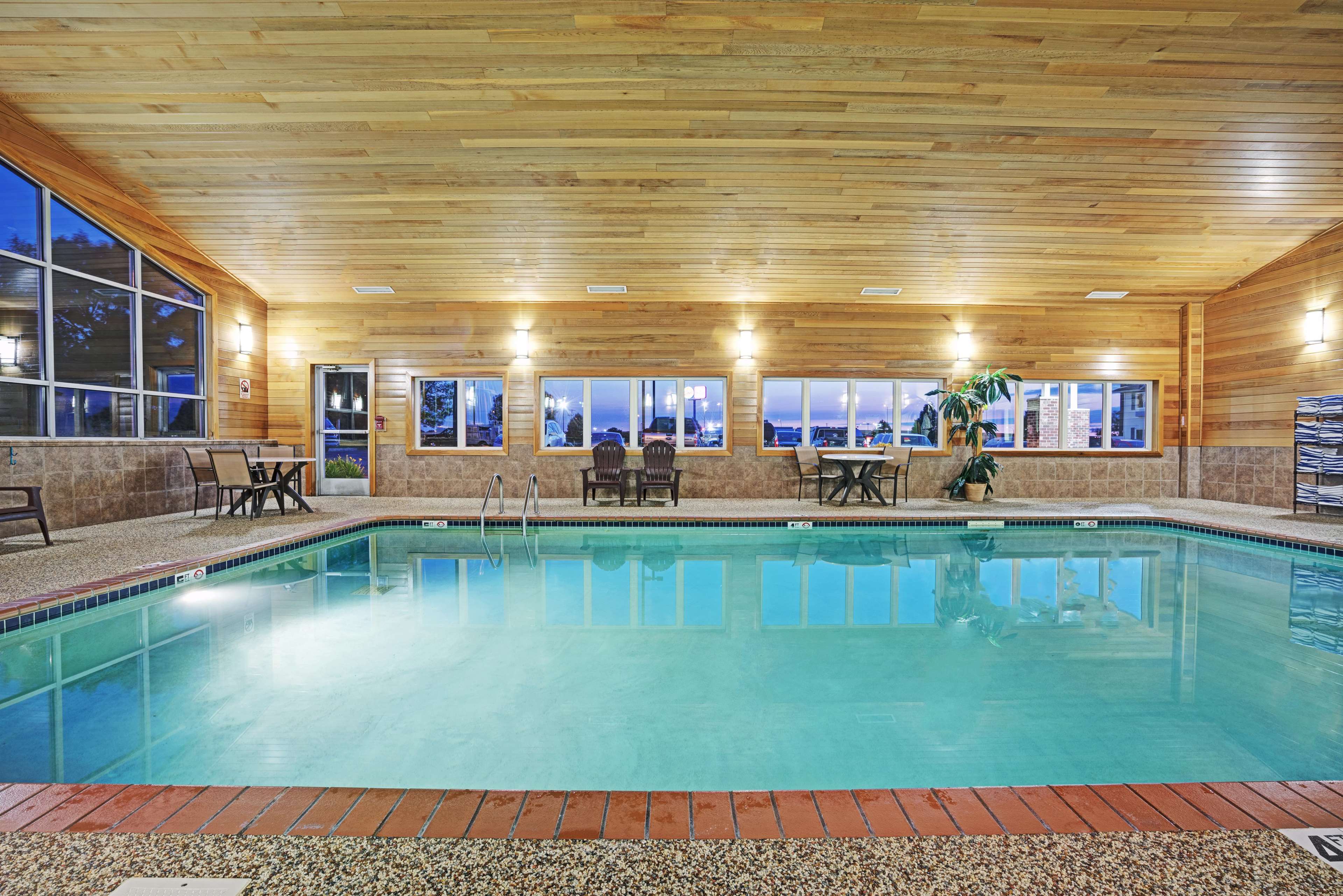 Super 8 by Wyndham Rogers Minnesota