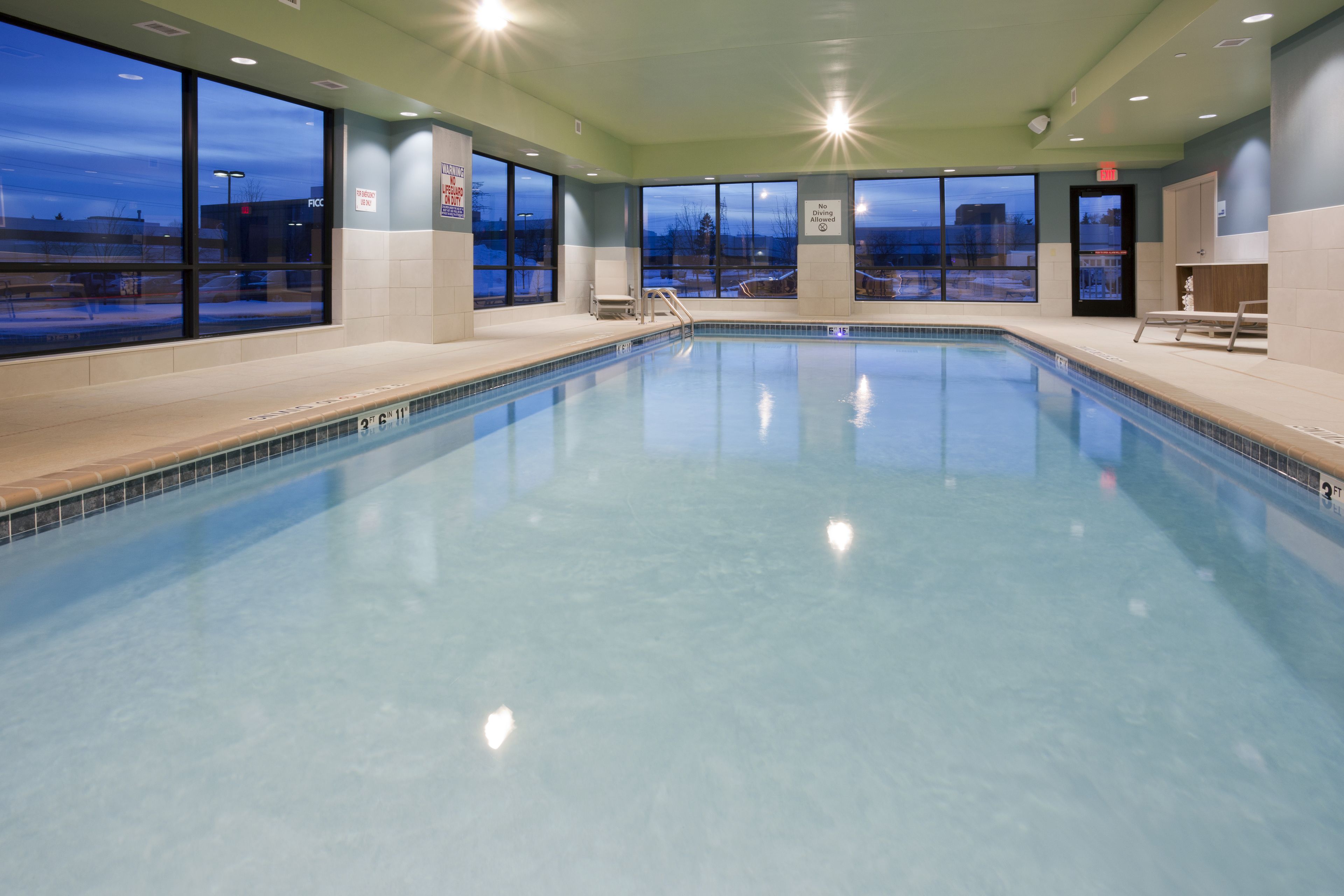 Holiday Inn Express Roseville-St. Paul
