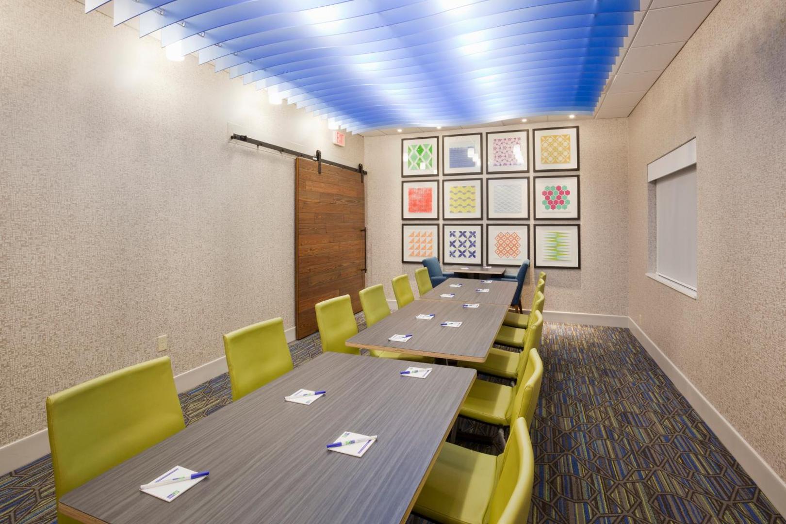 Holiday Inn Express Roseville-St. Paul