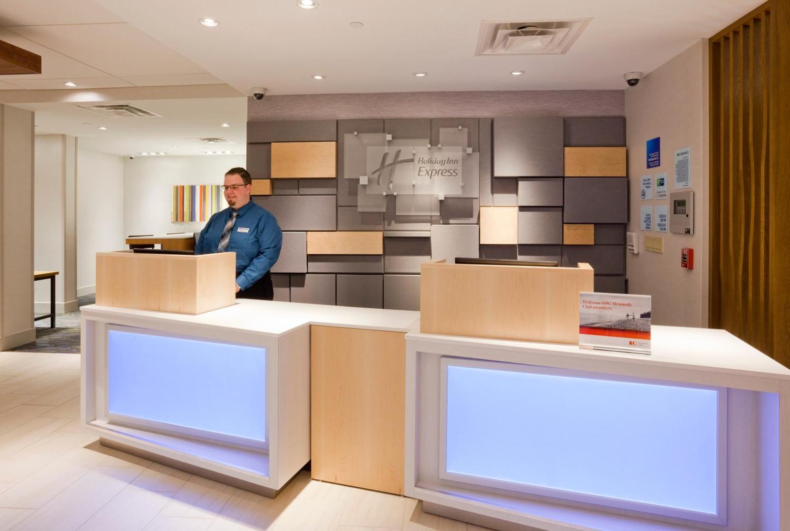 Holiday Inn Express Roseville-St. Paul
