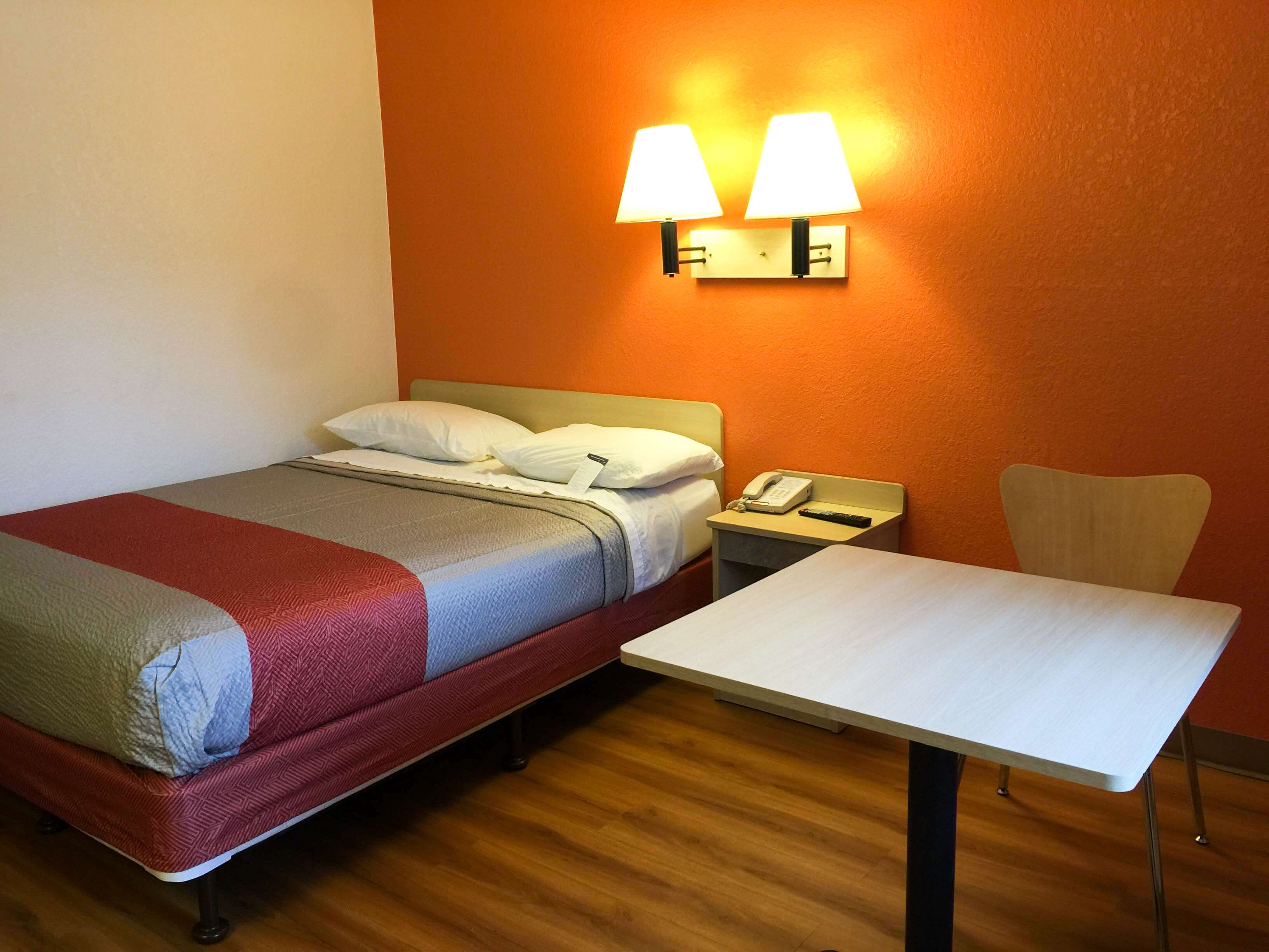Motel 6 Minneapolis North - Roseville