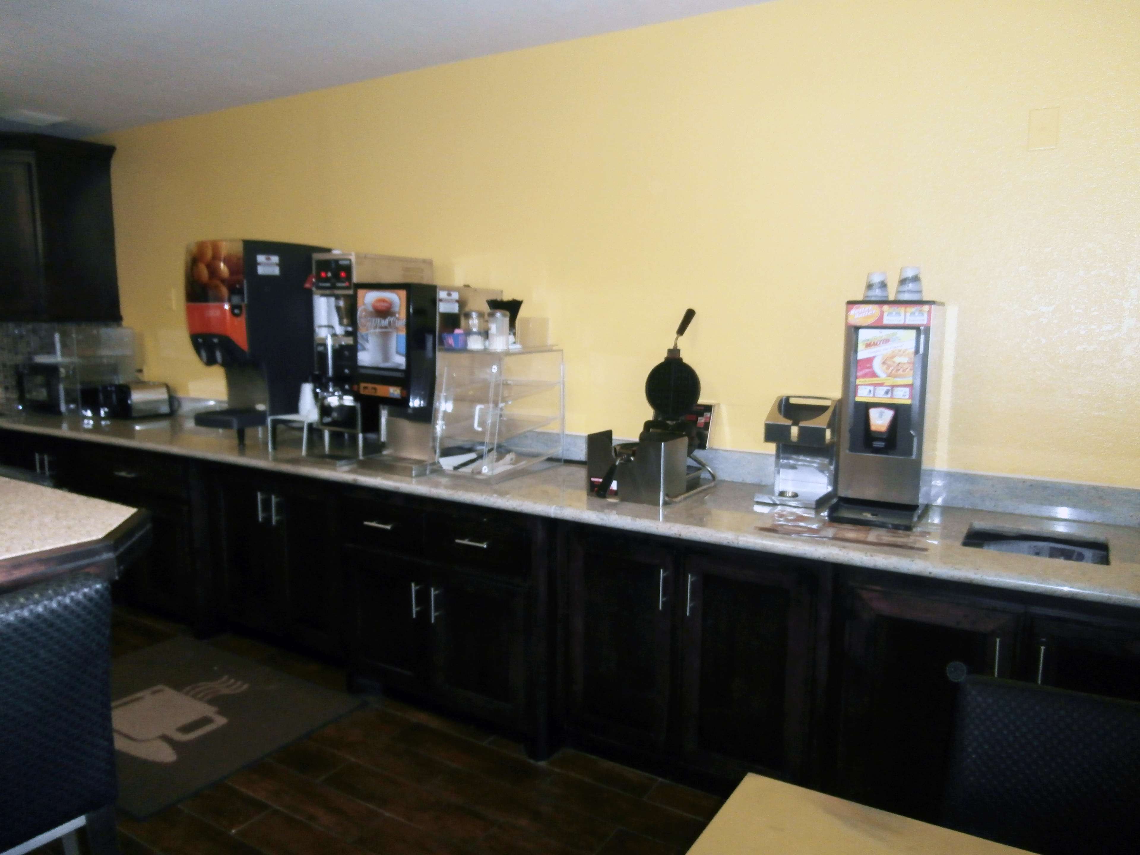 Americas Best Value Inn & Suites Thief River Falls